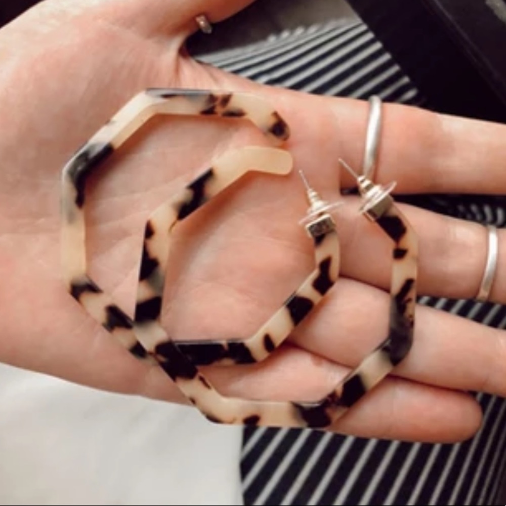 Blonde Tortoise Hexagon Resin Hoop Earrings - Picture 2 of 3